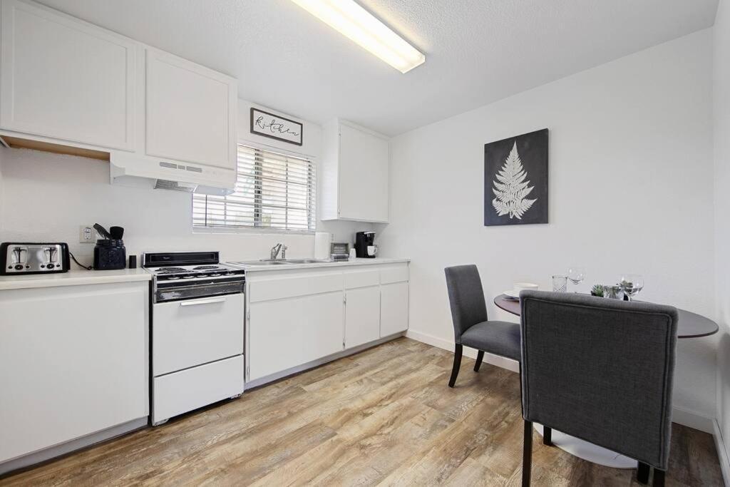 Couples Studio 1 W Full Kitchen Apartment Oakhurst Exterior photo